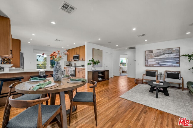 Building Photo - 616 W Ellis Ave