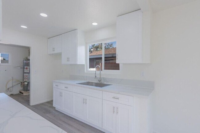 Building Photo - 45462 3rd St E