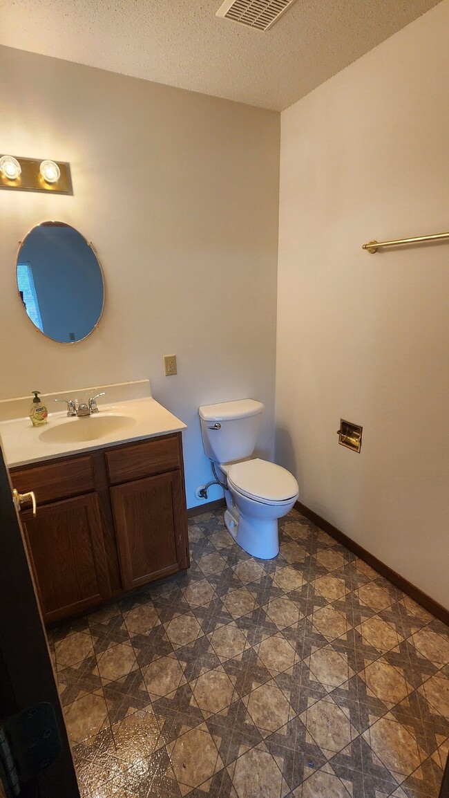 Building Photo - 2 Bedroom, 1.5 Bathroom Apartment with Bon...