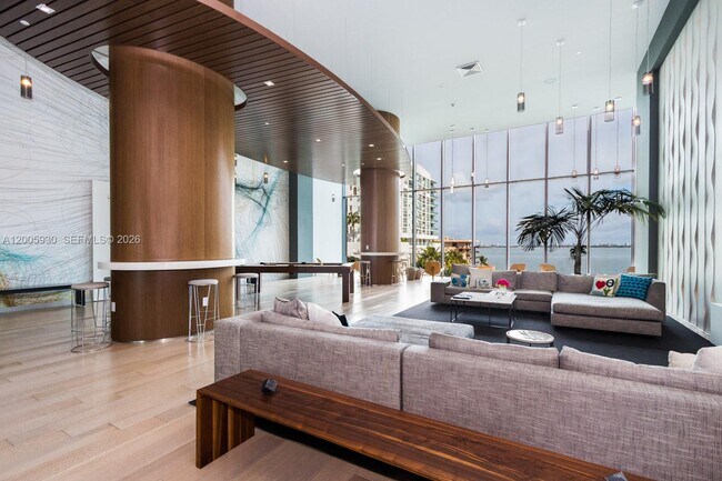 Building Photo - 460 NE 28th St