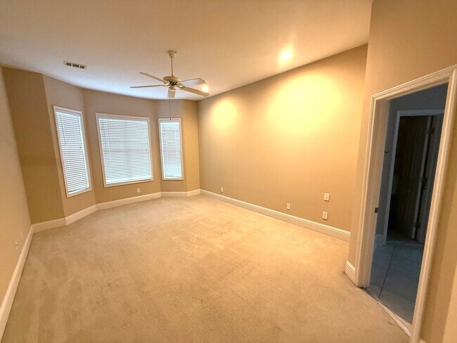 Building Photo - ** 4 Bed 3 Bath located in Deer Creek ** Call our self showing number to schedule a tour 334-366-...