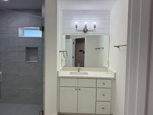 Building Photo - 611 Queen Rd