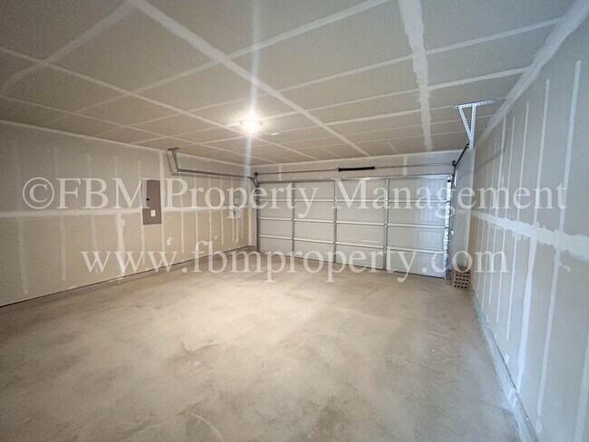 Building Photo - 644 W Criner St