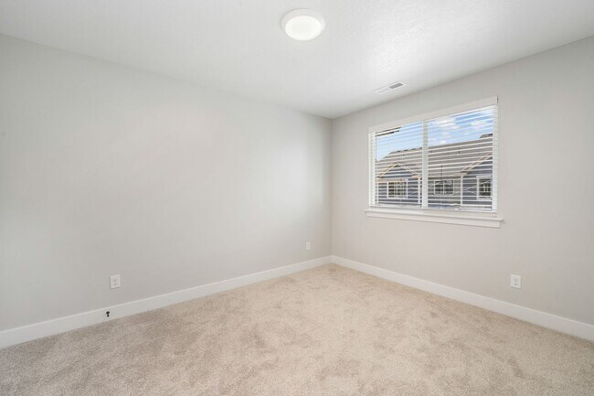 Building Photo - *Pet-Friendly* Townhome