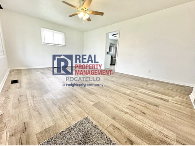 Building Photo - MOVE IN SPECIAL - 4 Bed 2 Bath House - PET...