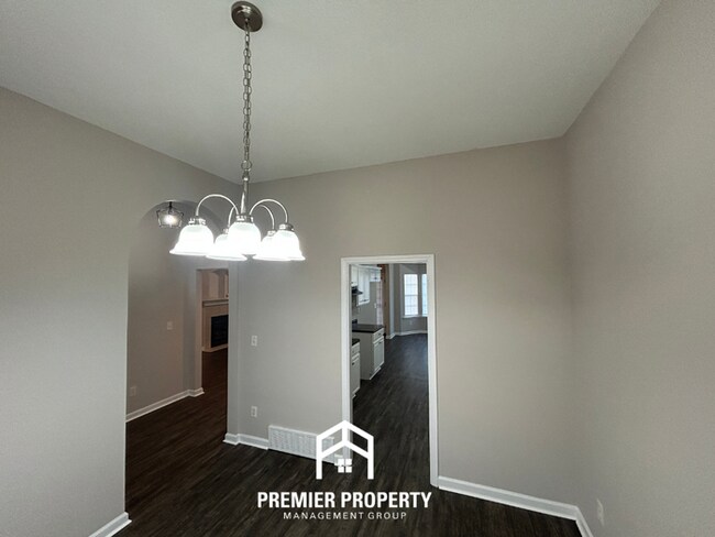 Building Photo - Spacious 4 Bedroom Home for Rent in Memphis | Vaulted Ceilings, Bay Windows & Fenced Yard