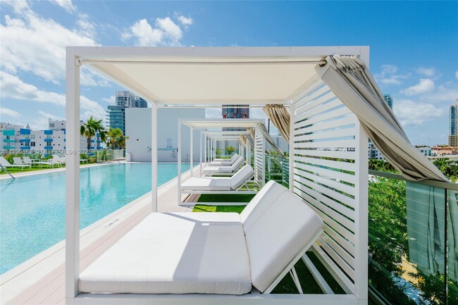 Building Photo - 300 Collins Ave