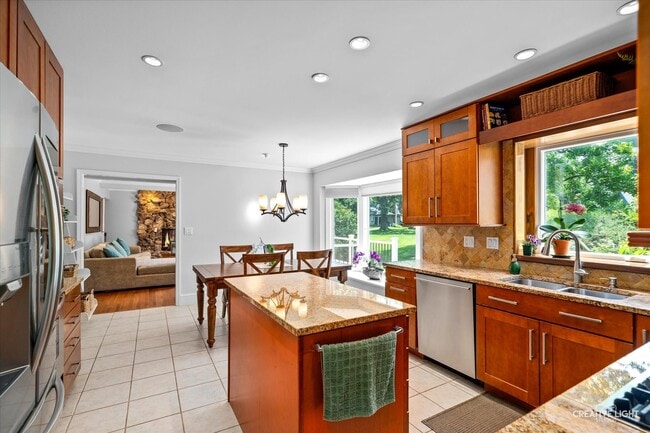 Building Photo - 6382 Twin Oaks Ln