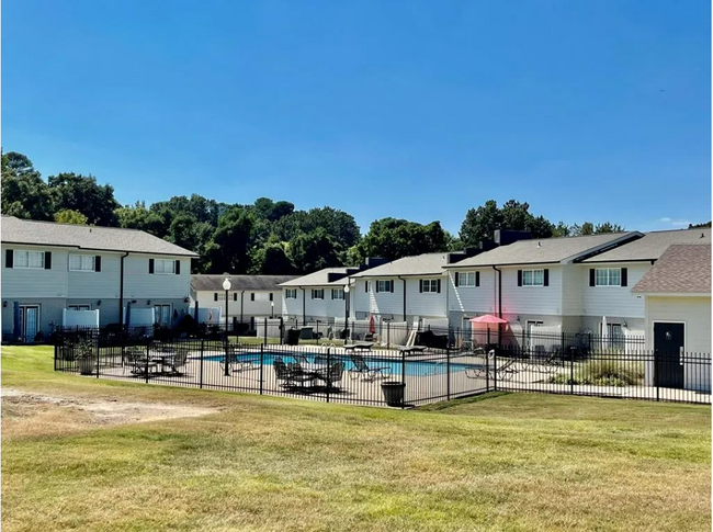 Swimming Pool and Gathering Area - 1800 Jackson Ave W