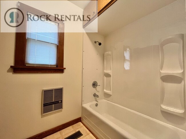 Building Photo - 2 Bed 1 Bath Country Home with New Basement