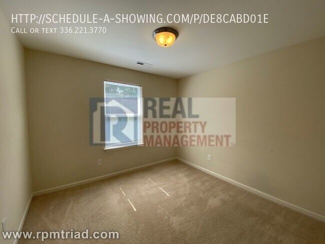 Building Photo - 3 Bedroom / 2.5 Bath Home Available Now!
