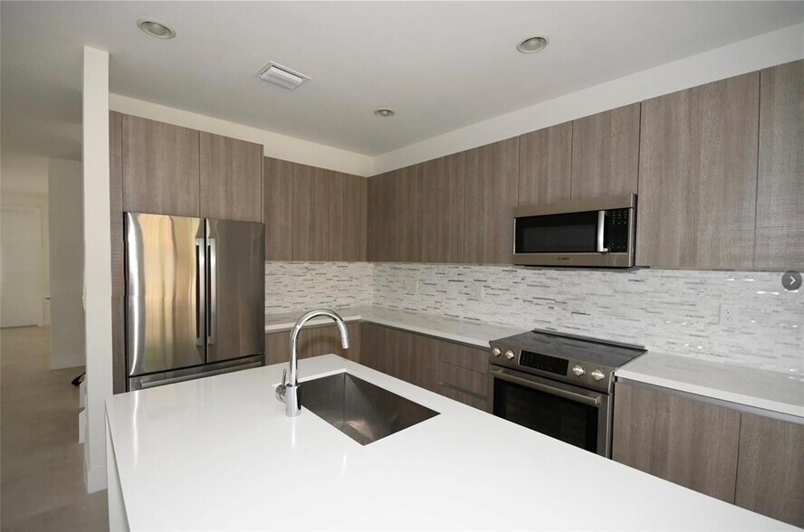 Building Photo - 10259 NW 72nd Ter