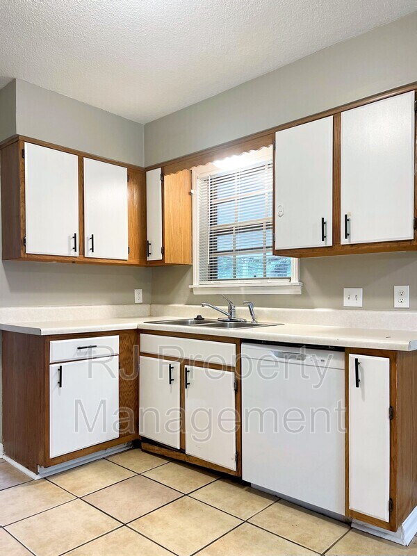 Building Photo - 3553 Clarke Rd