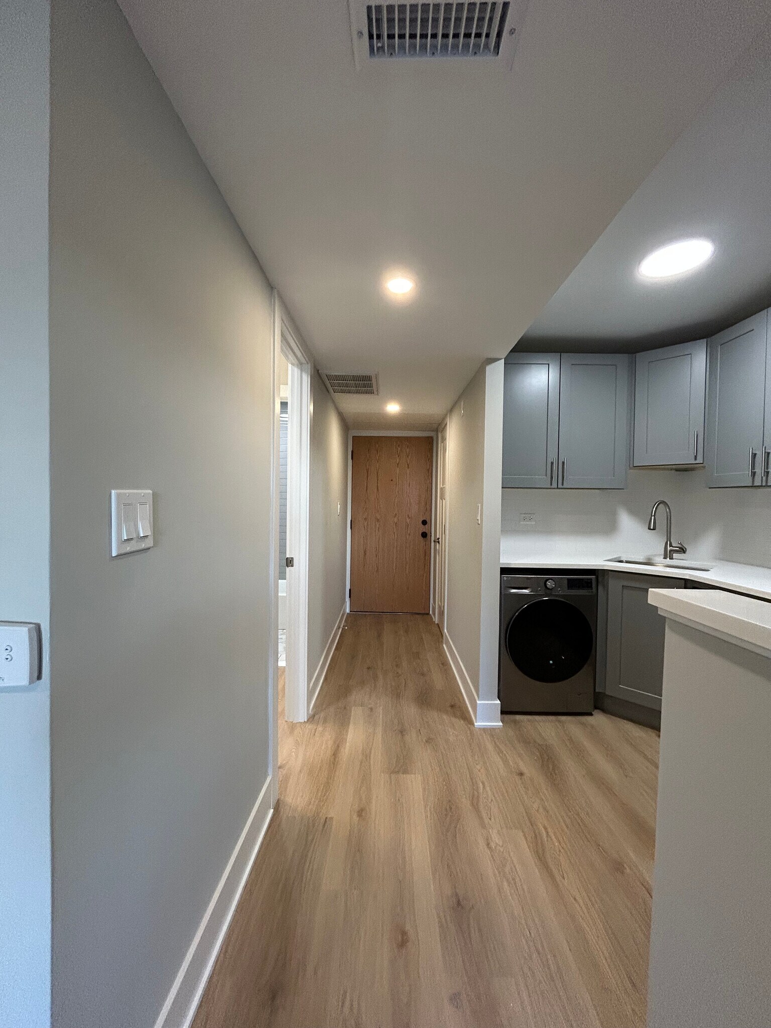 Building Photo - 1254 N La Salle Dr