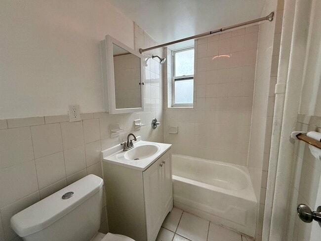 Building Photo - 546 Bergen Ave