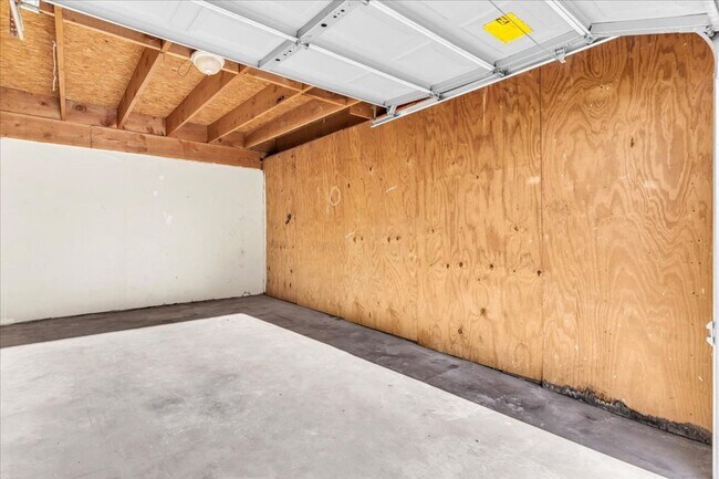 Building Photo - Spacious 2-Bedroom Townhome in Hesperia, CA!