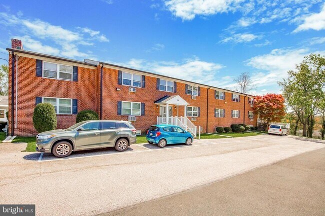 Building Photo - 500 Manor House Ln