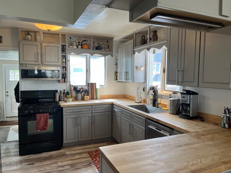 shared kitchen - 506 S 8th St