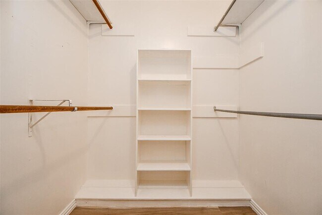 Building Photo - 162 Bluebonnet St
