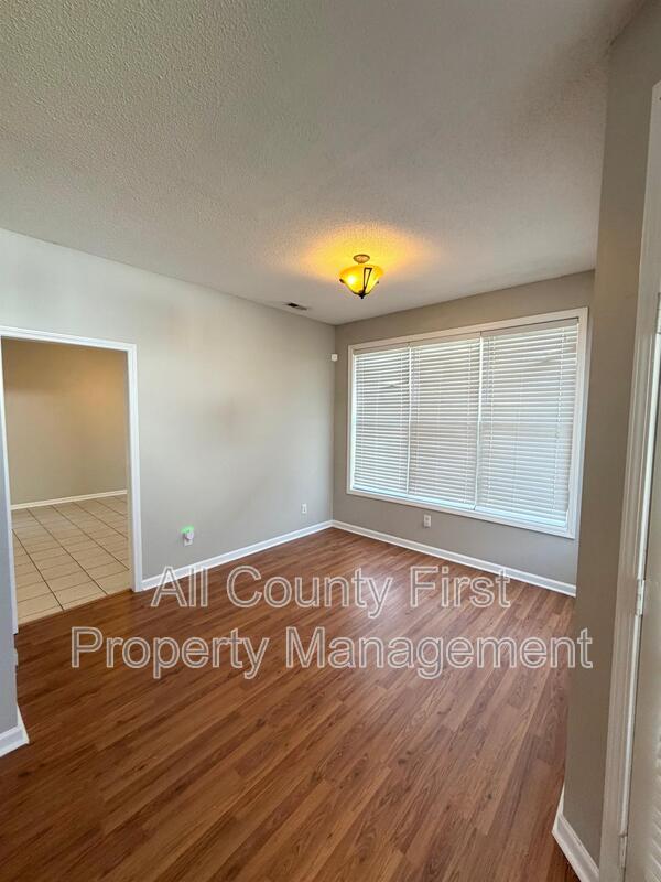 Building Photo - 2215 Lake Royale Dr