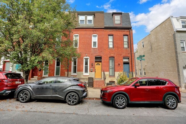 Primary Photo - Chic City Living at 2308 E Fairmont Ave!