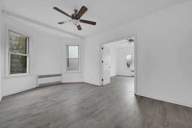 Building Photo - 33 E 42nd St