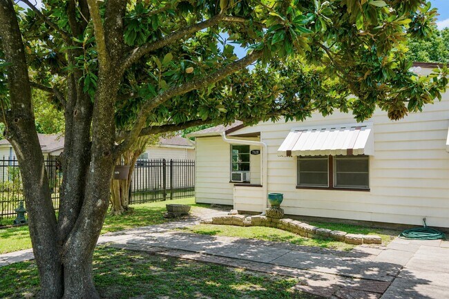 Building Photo - 7328 Oak Hl