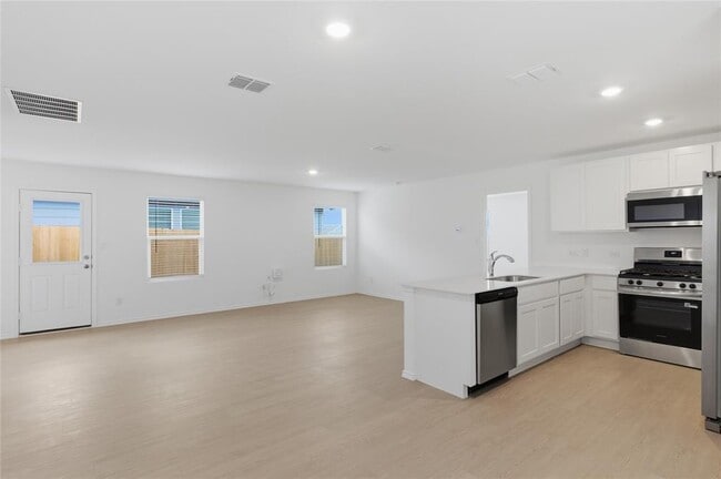 Building Photo - 596 Sormonne Lp