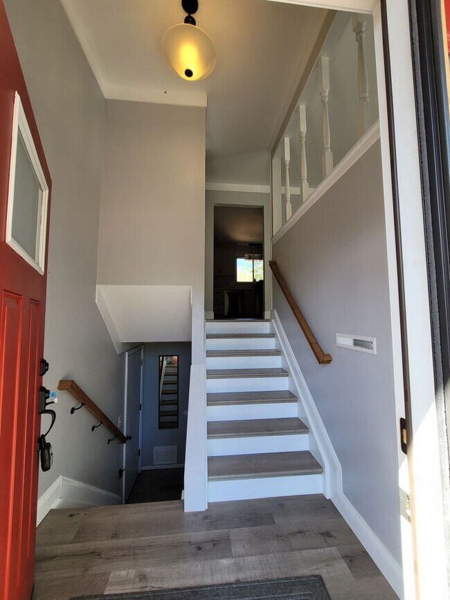 Building Photo - Gorgeous 4 Bedroom Home for Rent on Buckho...