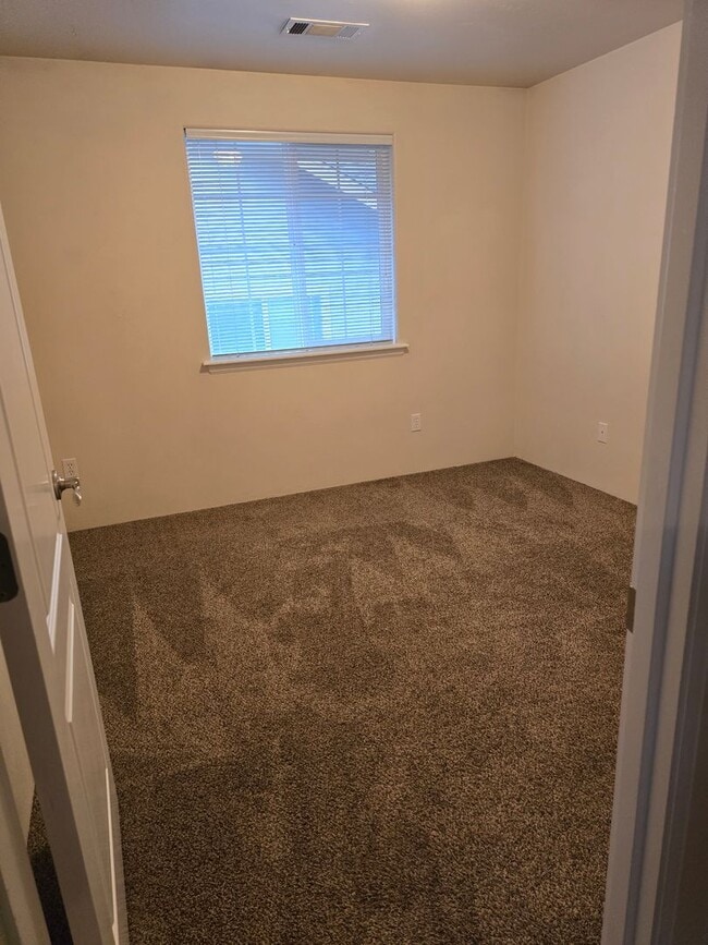 Building Photo - 3 bed 2 bath  Home for Rent in Grants Pass