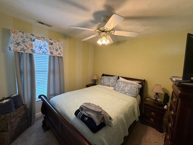 Building Photo - 4 Bed / 2.5 Bath Single Family Home