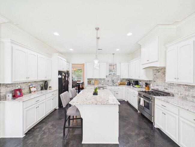 Building Photo - Nestled in the desirable Quail Hollow Subdivision