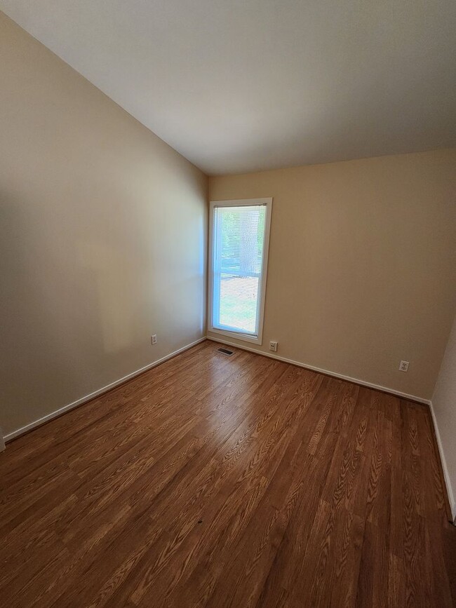Building Photo - 47 Mansfield Crescent Way