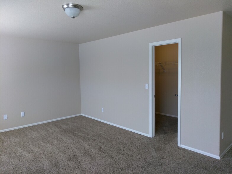 Master bedroom with large walk in closet - 3070 Harpy Grove
