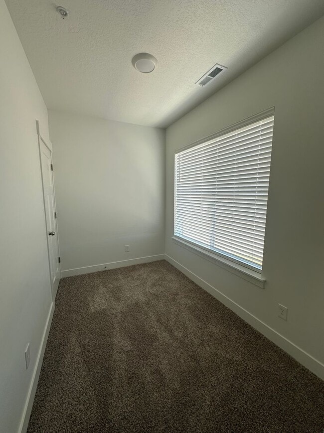 Building Photo - 12727 Skyline Lp Ln