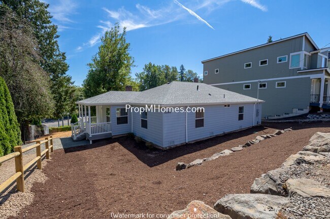Building Photo - Updated Three Bedroom Home in Milwaukie - Large Fenced Yard! DEPOSIT SPECIAL