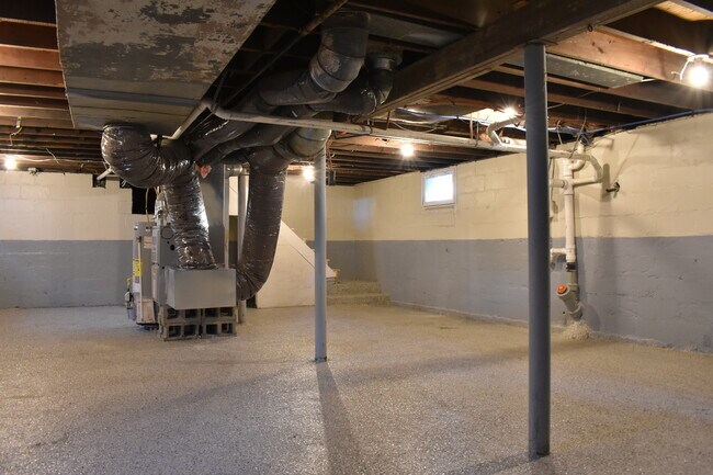 Building Photo - 416 E 31st St