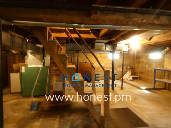 Building Photo - 523 Memorial Dr