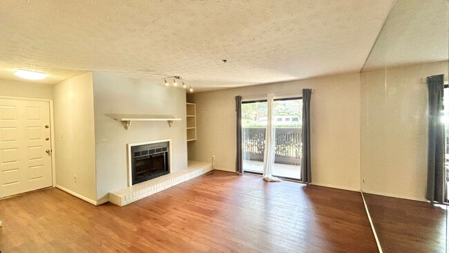 Building Photo - Vinings Run 1 Bedroom Condo, Minutes from ...