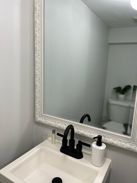 Building Photo - 633 14th St NE