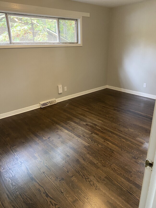 Building Photo - 622 Camrose Dr