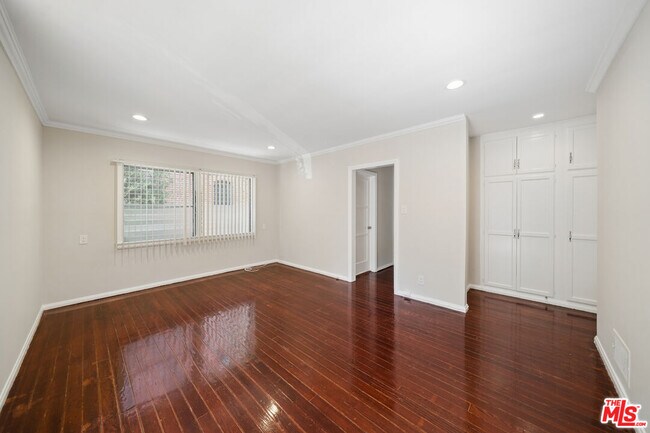 Building Photo - 612 S Dunsmuir Ave