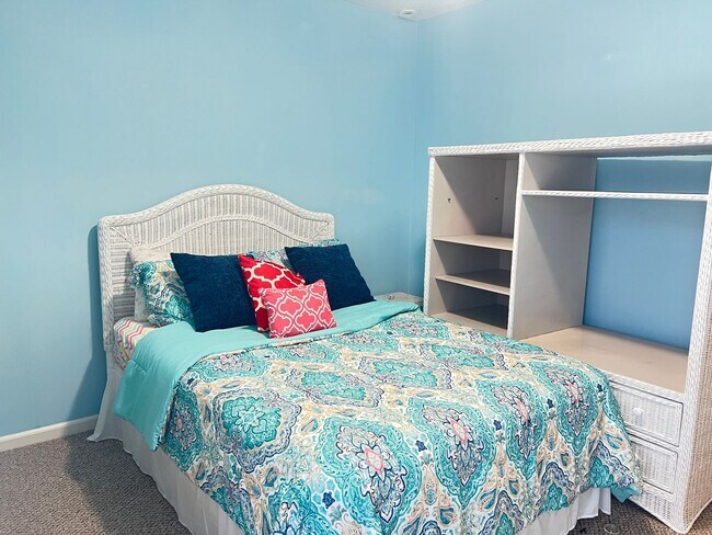 Building Photo - Furnished NMB Three-Bedroom Townhome is less than one mile from the Beach! Available Now!