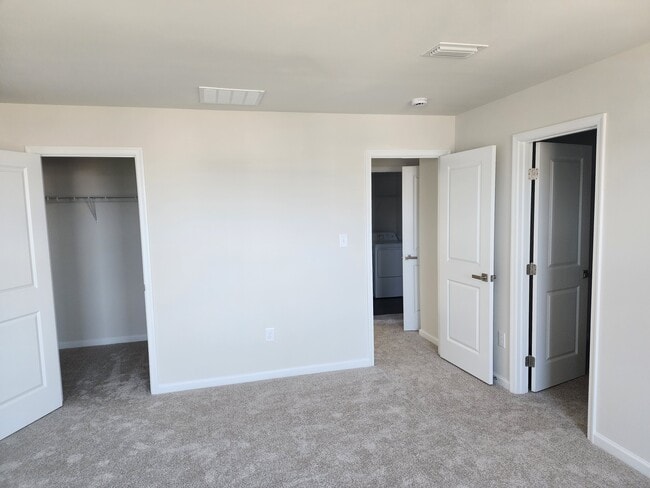 Building Photo - 702 Four Seasons Ct