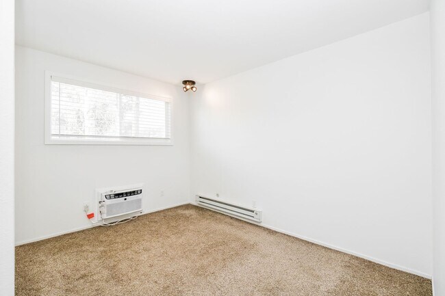 Building Photo - 2 Bedroom/1 Bathroom unit in Salt Lake City