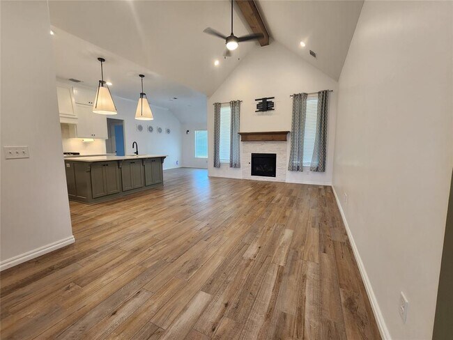 Building Photo - 16013 Dahlia Rd