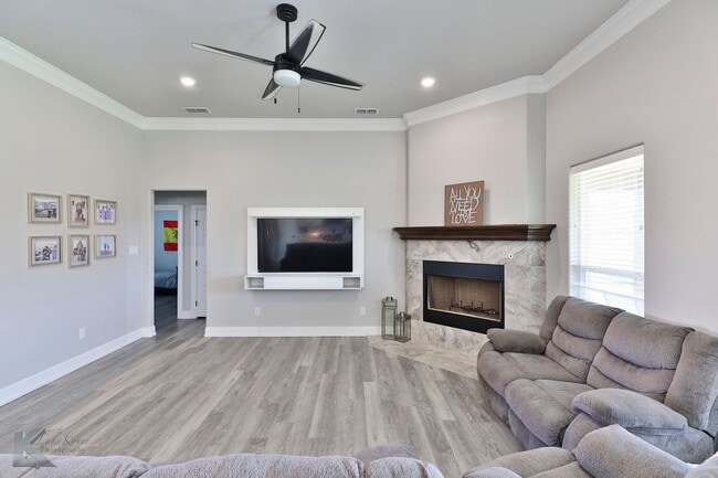 Building Photo - 4 bedroom, EXECUTIVE RENTAL!