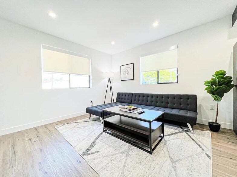 Building Photo - 4570 Oakwood Ave
