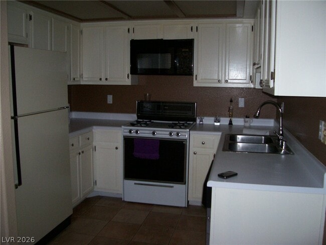 Building Photo - 2204 Silver Pine Dr