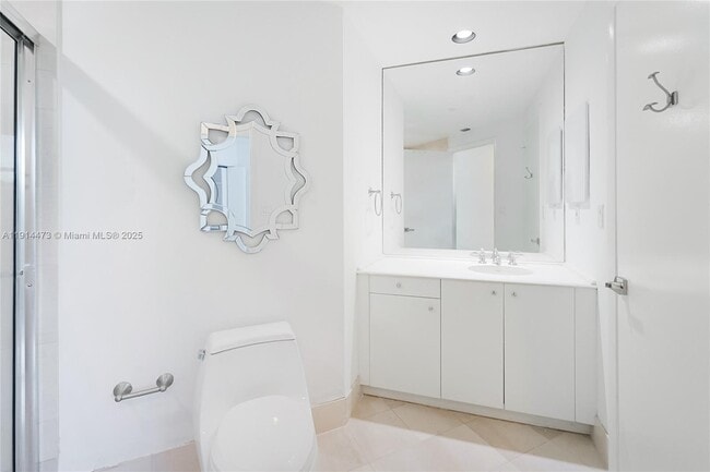 Building Photo - 300 South Pointe Dr